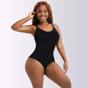 Détail d'un body gainant noir avec fines bretelles et tissu élastique haute densité