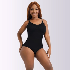 Détail d'un body noir sans couture avec fines bretelles et tissu extensible respirant