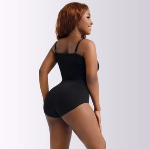 Détail du body sculptant noir sans couture montrant l'effet gainant et lève-fessier