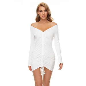 Détail de la robe tricotée blanche à manches longues avec cordon et fronces latérales