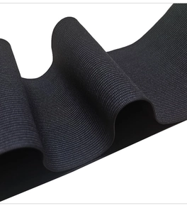 Détail macro du tissu noir extensible de la ceinture avec texture côtelée épaisse