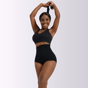Vue détaillée du short gainant taille haute noir et du soutien-gorge de sport sans couture