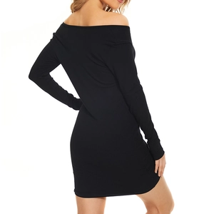 Robe courte moulante noire à épaules dénudées et manches longues vue de dos