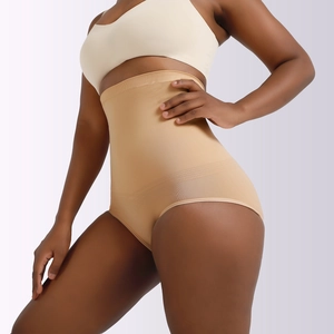 Détail de la culotte gainante taille haute sans couture beige pour contrôle du ventre