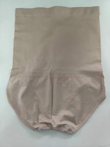 Détail du tissu beige sans couture à taille haute avec zones de compression sculptantes