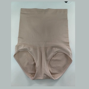 Détail de culotte gainante sans couture à taille haute avec texture jacquard en couleur chair