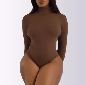 Gros plan détaillé montrant la texture en maille côtelée de ce body marron à manches