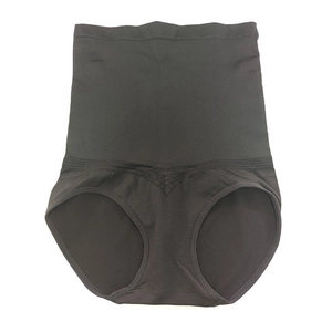 Détail de la culotte gainante sans couture noire à taille haute avec texture compressive