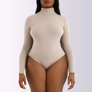 Détail de la maille côtelée beige et du col montant sur ce bodysuit pour femme