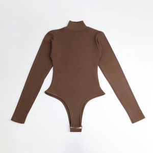 Bodysuit marron à manches longues en maille côtelée avec col montant et boutons
