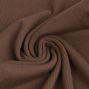 Gros plan du tissu en maille côtelée marron avec motif de rayures verticales douces