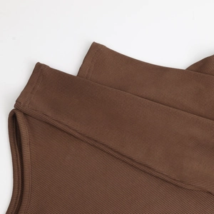 Gros plan détaillé du tissu en maille côtelée marron et des finitions de couture fines