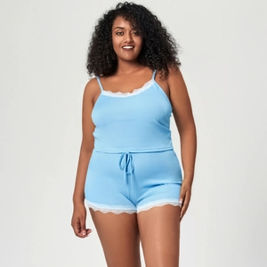 Détail de l'ensemble pyjama grande taille bleu ciel avec dentelle et maille côtelée
