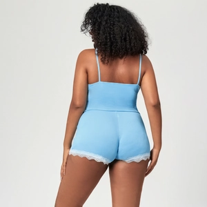 Vue de dos du pyjama bleu clair avec dentelle et haut à fines bretelles