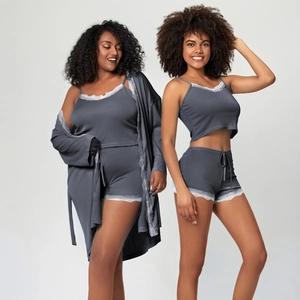 Détail de l'ensemble pyjama gris côtelé avec bordure en dentelle blanche et tissu élastique
