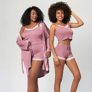 Détails du pyjama en maille côtelée avec bordure en dentelle et taille à cordon