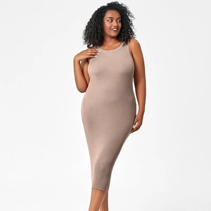 Nahaufnahme der feinen Rippstrick-Struktur und des terrakottafarbenen Midikleides