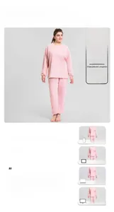Pyjama en polaire rose affiché sur divers écrans pour démontrer la précision des couleurs