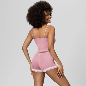 Détail du short de pyjama côtelé rose avec bordure en dentelle blanche délicate