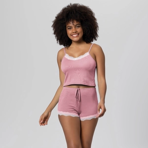 Vue détaillée du pyjama côtelé rose avec bordure en dentelle blanche et short à cordon