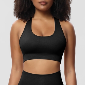 Nahaufnahme von schwarzem geripptem Sport-BH und High-Waist-Leggings am Model