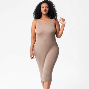Detail der feinen Rippstruktur an einem khakifarbenen, ärmellosen Strickkleid