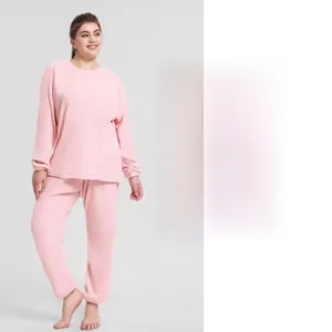 Gros plan d'un pyjama en polaire rose épais montrant la texture douce et les poignets
