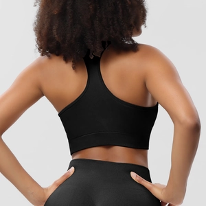 Details des Racerback-Sport-BHs mit schwarzer Rippstruktur und professioneller Kompression