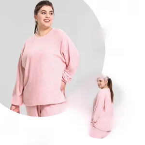 Détail de la texture épaisse du polaire rose et de la matière chaude du pyjama femme
