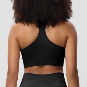 Racerback-Detail des schwarzen gerippten Sport-BHs zur Betonung der Rückenmuskulatur