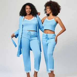 Détails du pyjama côtelé bleu ciel avec bordure en dentelle blanche et cordon de serrage