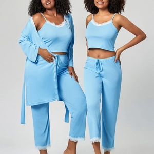 Détail du pyjama bleu clair en maille côtelée avec dentelle blanche et taille à cordon