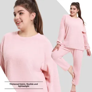Détail d'un pyjama en polaire rose montrant un tissu épais et une coupe confortable