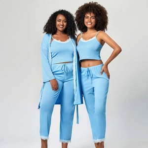 Détail d'un pyjama côtelé bleu clair avec bordure en dentelle blanche et cordon de serrage