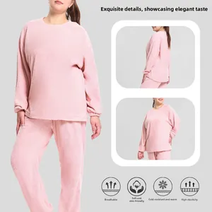 Détail d'un pyjama rose en polaire épaisse montrant la texture douce et les poignets élastiques