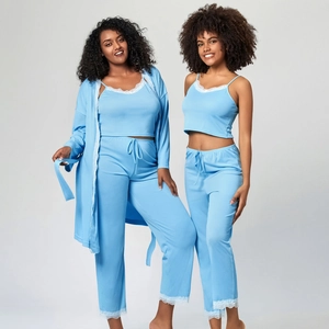 Détail de pyjama bleu ciel côtelé avec bordure en dentelle blanche et cordon de serrage