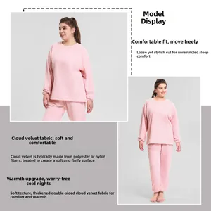 Vue détaillée de l'ensemble de détente en polaire rose grande taille texture douce