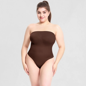 Detailansicht dunkelbrauner trägerloser Shapewear mit hohem Beinausschnitt