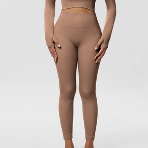 Detail of ribbed yoga leggings with high waist and functional thumbhole sleeves set