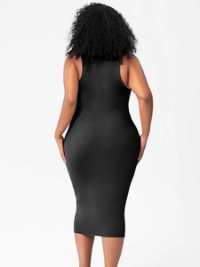 Schmal geschnittenes schwarzes geripptes ärmelloses Midikleid für Damen in Rückansicht