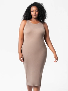 Eng anliegendes ärmelloses Strickkleid in Hellbraun mit Rundhalsausschnitt für Damen