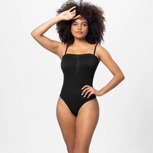 Nahaufnahme von schwarzem Body-Shapewear mit feinen Trägern und gerippter Kompression