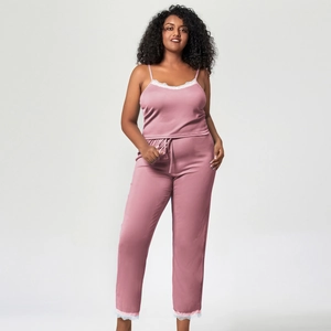 Détail de pyjama rose poudré avec texture côtelée verticale et bordure en dentelle