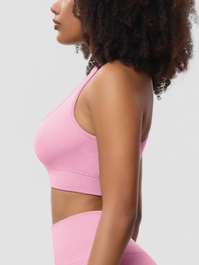 Seitenansicht des rosa gerippten Sport-BHs und der passenden High-Waist Yoga-Leggings