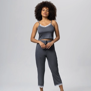 Détail du pyjama gris foncé côtelé avec dentelle blanche élégante sur l'ourlet et le col