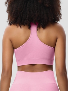 Detailansicht des rosa gerippten Racerback-Sport-BHs und der Leggings von hinten