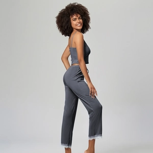 Détail de l'ensemble de pyjama gris foncé avec dentelle blanche délicate au bas du pantalon