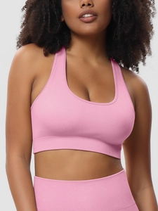 Detail eines rosa gerippten Sport-BHs mit breiten Trägern und U-Ausschnitt