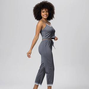 Détails de la maille côtelée et dentelle blanche sur cet ensemble de pyjama gris femme