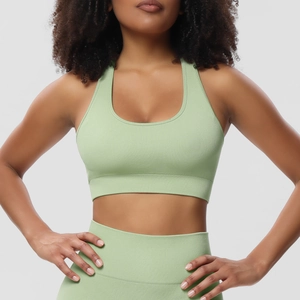 Detail der gerippten High-Waist-Leggings und des Sport-BHs in trendigem Avocado-Grün